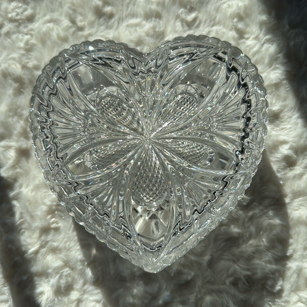 VINTAGE~BOHEMIA~LEAD CRYSTAL~HEART DISH W/LID~BEAUTIFUL WHEN SUNLIGHT HITS~KCC